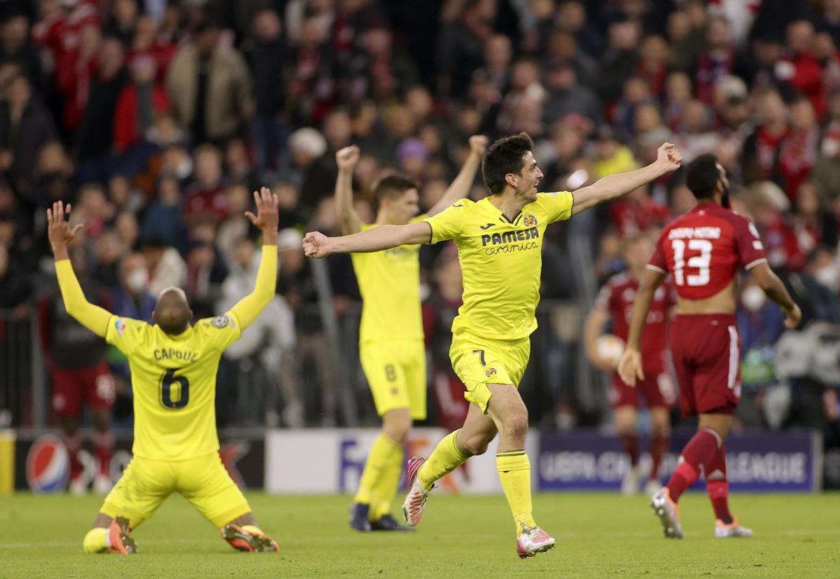 Munich (Germany), 12/04/2022.- Gerard Moreno (front) and teammates of Villarreal celebrate after the UEFA Champions League quarter final, second leg soccer match between Bayern Munich and Villarreal CF in Munich, Germany, 12 April 2022. (Liga de Campeones, Alemania) EFE/EPA/FRIEDEMANN VOGEL