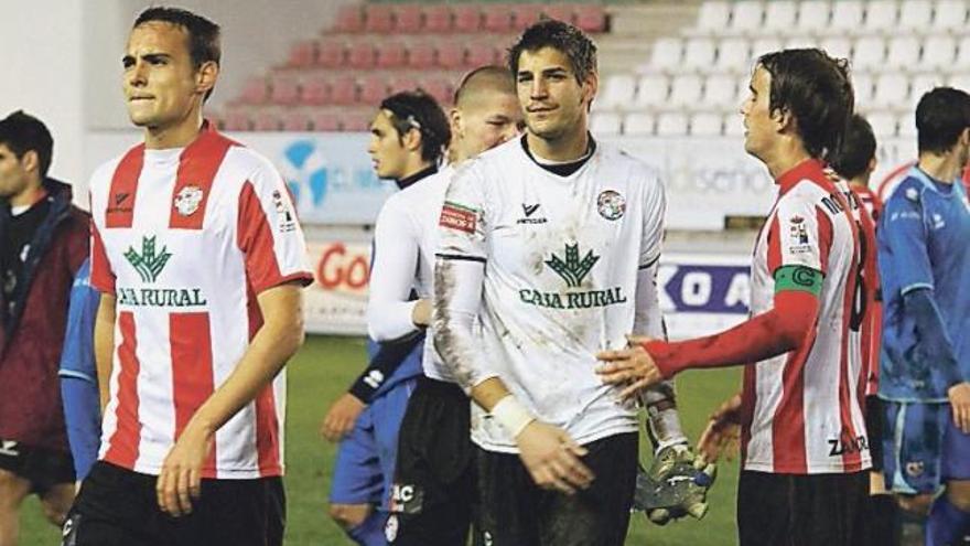 El portero Miguel recibe las felicitaciones de sus compañeros al final.