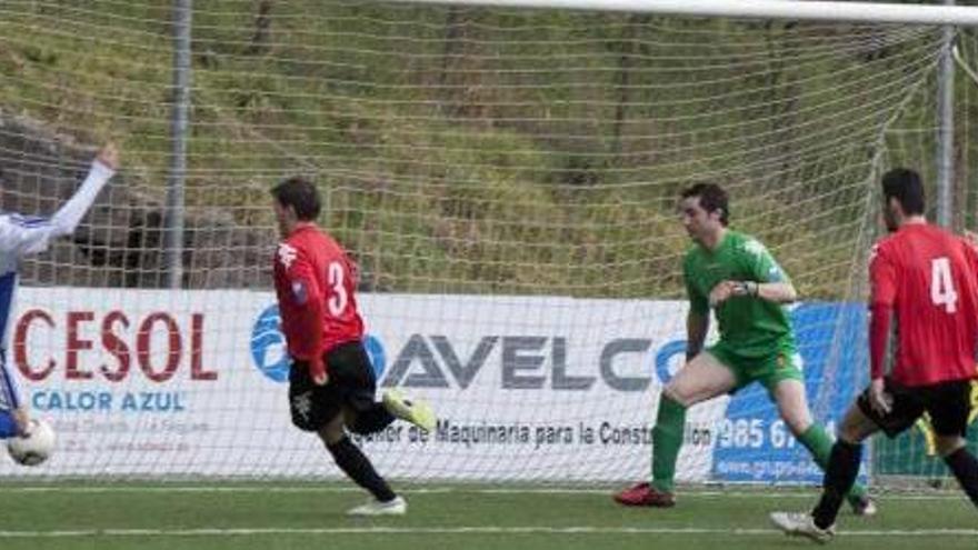 Omar hace uno de los goles del Tuilla ante la mirada de Pablo García, el portero Guillermo, Urrutia y Paul.