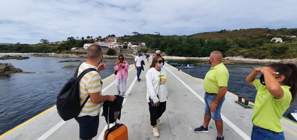 Gloria Camila y Rocío Flores tomaron esta mañana el barco a Ons