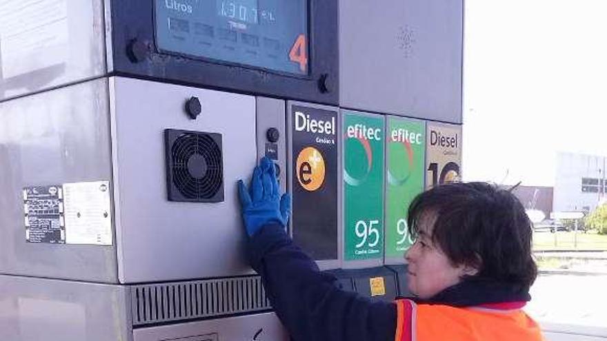 Ruth Ramos, en la gasolinera donde trabaja.