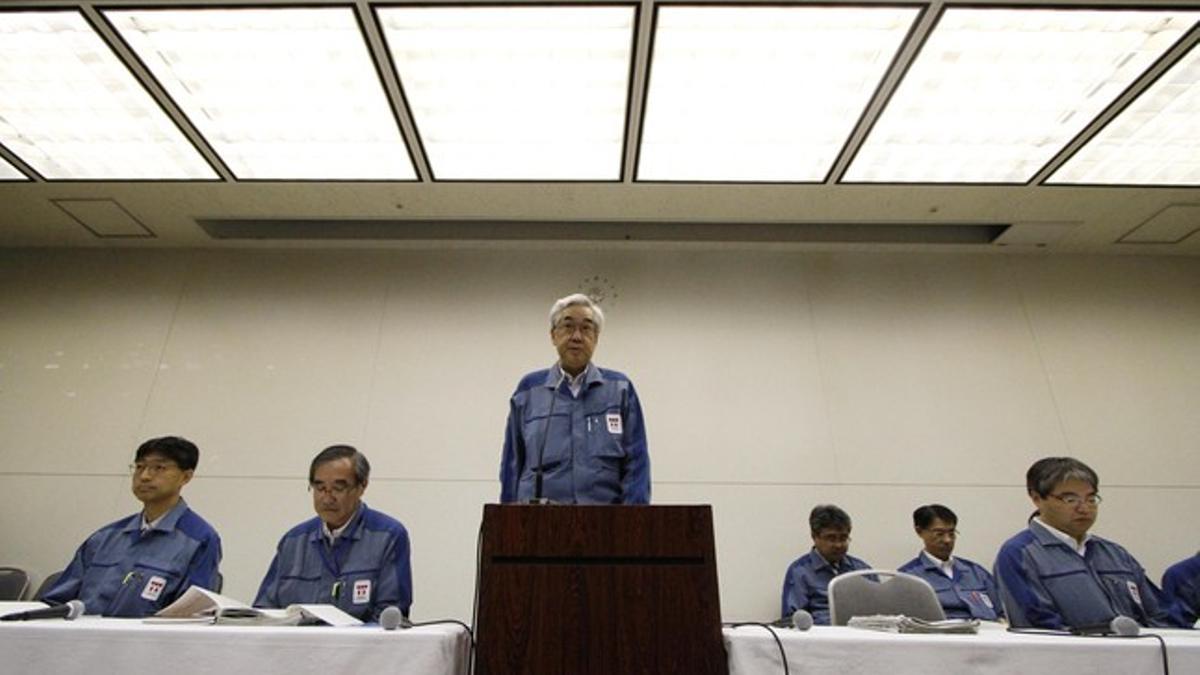 El vicepresidente de Tepco, Sakae Muto, durante una rueda de prensa en la sede de la compañía, este martes en Tokio.