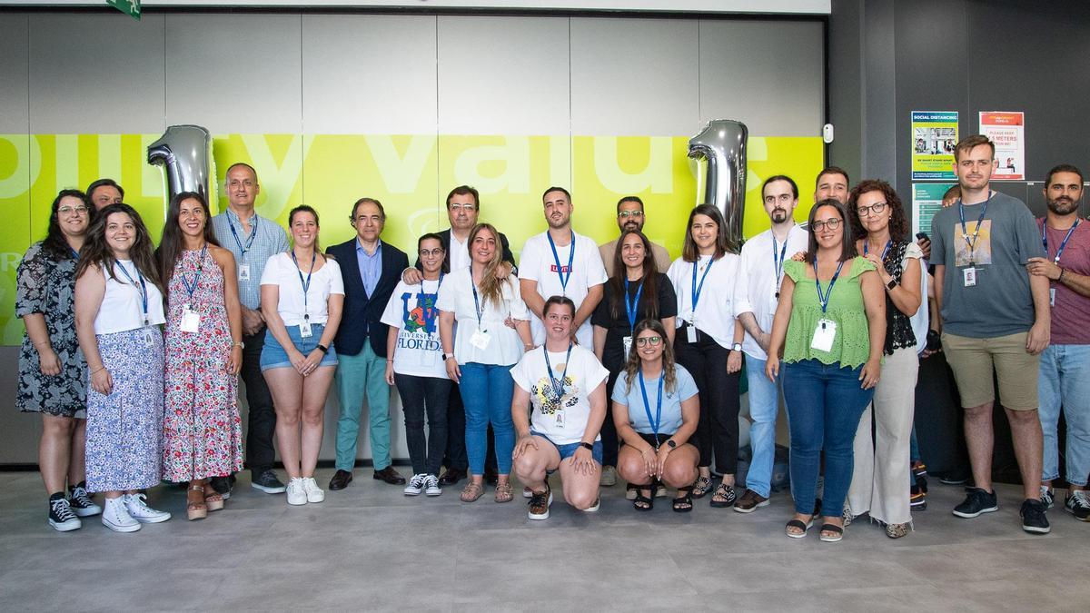 Foto de familia de los empleados del centro de atención al cliente de IQOS con Vara y responsables de la compañía.