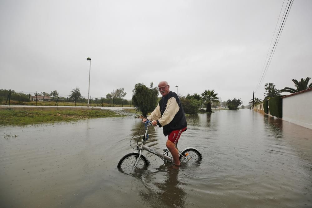 Los más de 150 litros por metro cuadrado registrados en 48 horas en Torrevieja han provocado numerosas incidencias por inundación, cortes de tráfico e intervenciones de bomberos en el momento de mayor