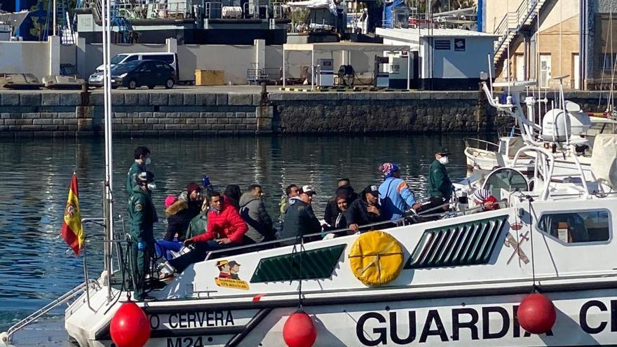 La Guardia Civil llega a puerto con los inmigrantes