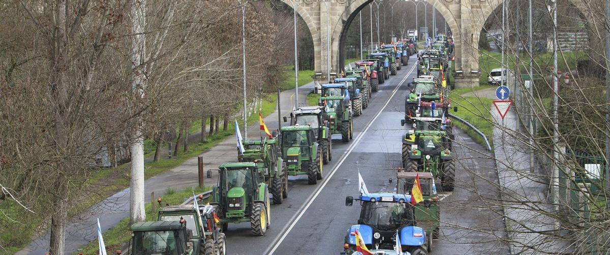 Más de cincuenta tractores flanquean la N-120 ante el Parque Miño. |  Iñaki Osorio