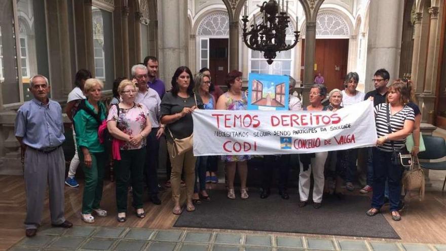 La asociación desplegó una pancarta en señal de protesta en la sede de la Diputación. // FdV