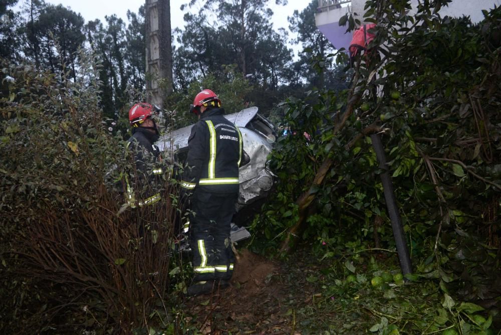 Rescatan a una mujer tras un accidente en Caldas