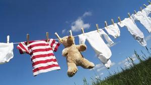 zentauroepp54830824 mas periodico   baby clothing and a teddybear on a clothesli200909195557