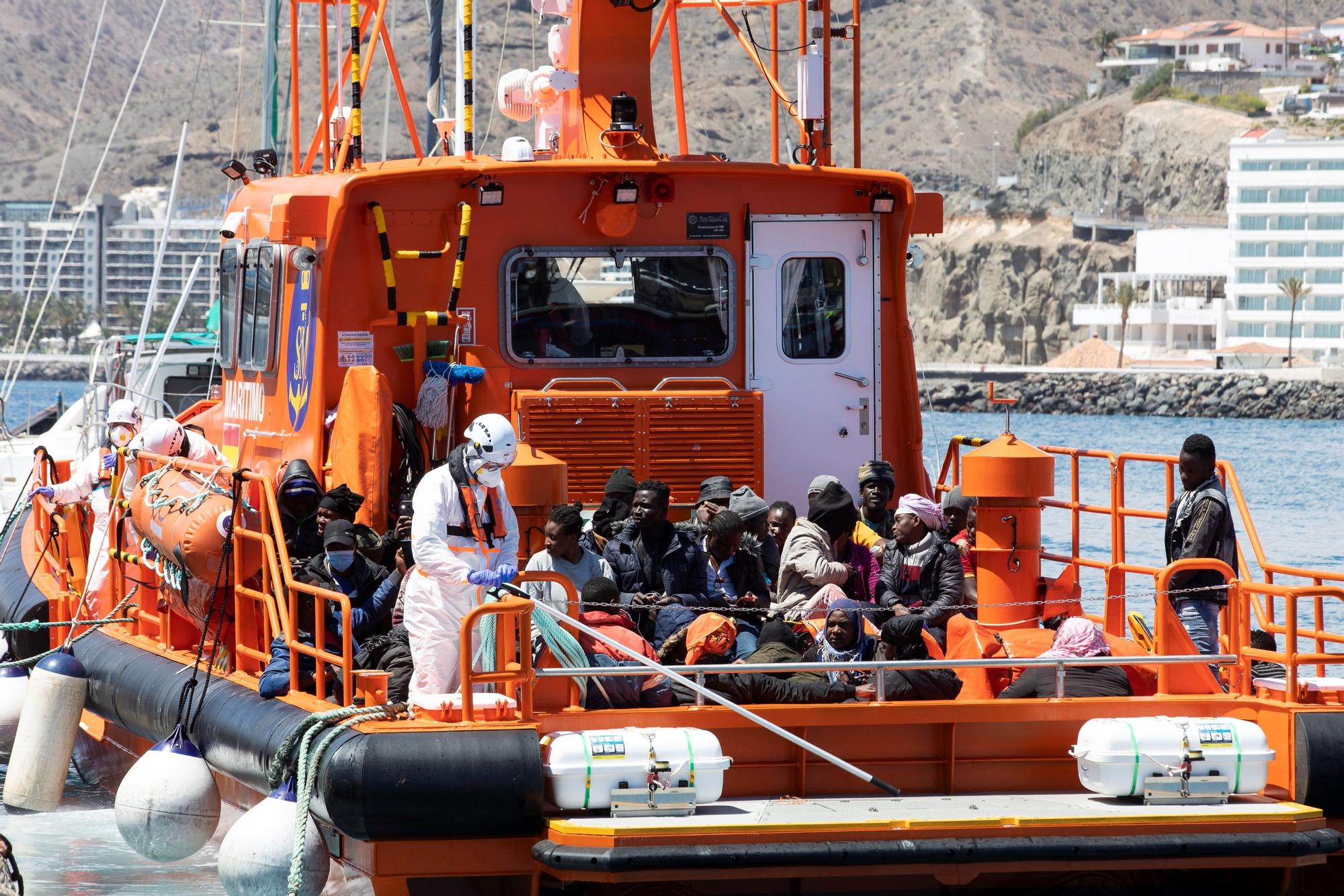 Trasladan a 40 migrantes al puerto de Arguineguín