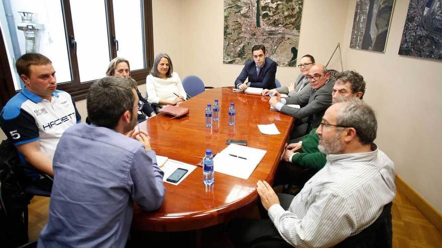 Manuel Campa, de espaldas, y los hoteleros, en la reunión que tuvieron ayer para analizar los últimos datos turísticos de Avilés y hablar de la planificación veraniega.