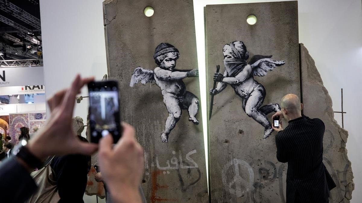 zentauroepp45764714 visitors take photographs of the  replica separation barrier181107205745