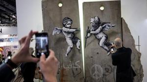 zentauroepp45764714 visitors take photographs of the  replica separation barrier181107205745