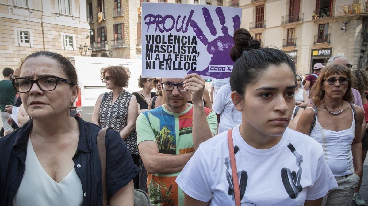 Minuto de silencio por un crimen de violencia machista en Nou Barris, en agosto.