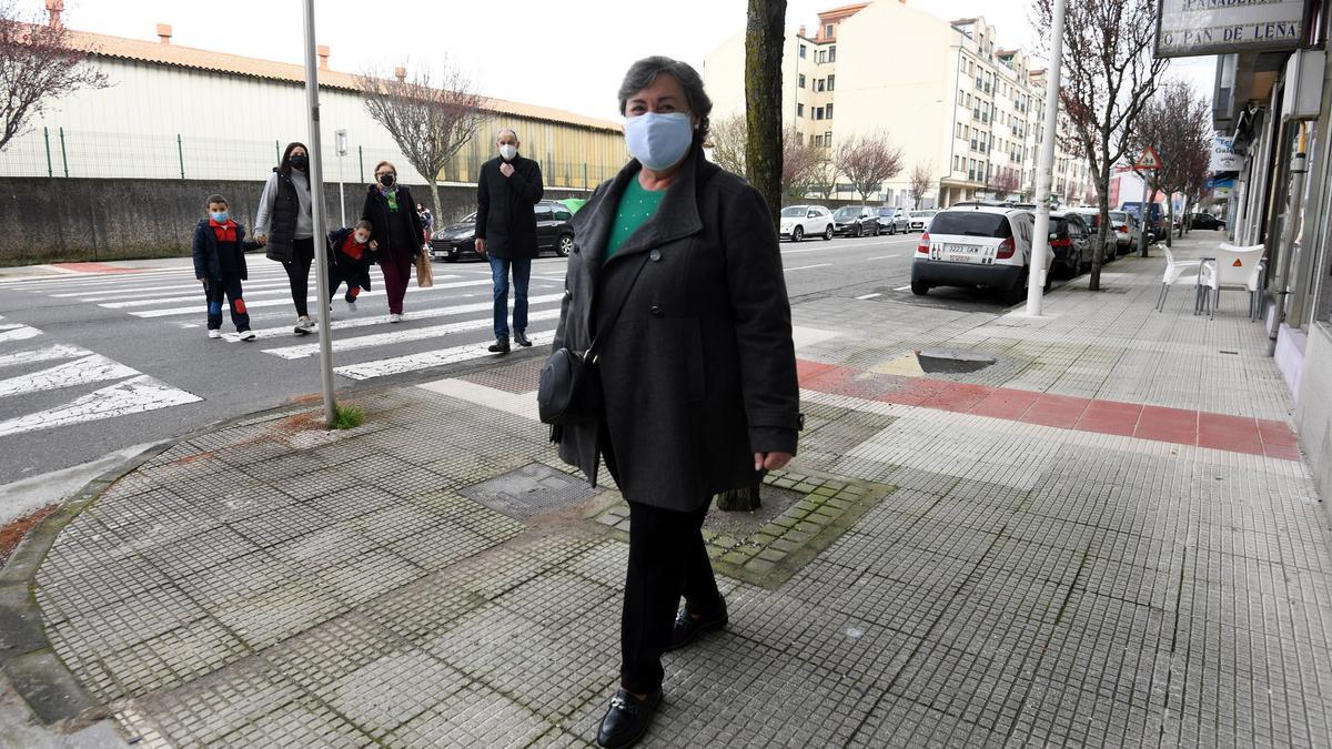 Susana Arbilla pasea por su calle, en el barrio de A Parda.