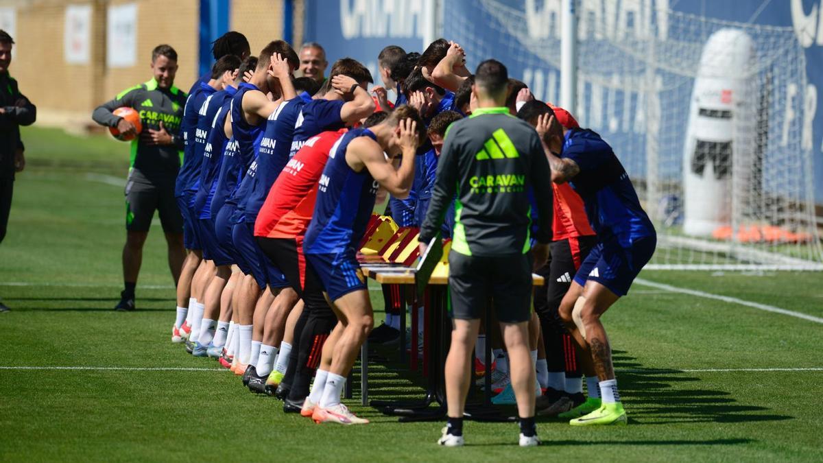 Los jugadores zaragocistas, al comienzo del entrenamiento de este viernes.