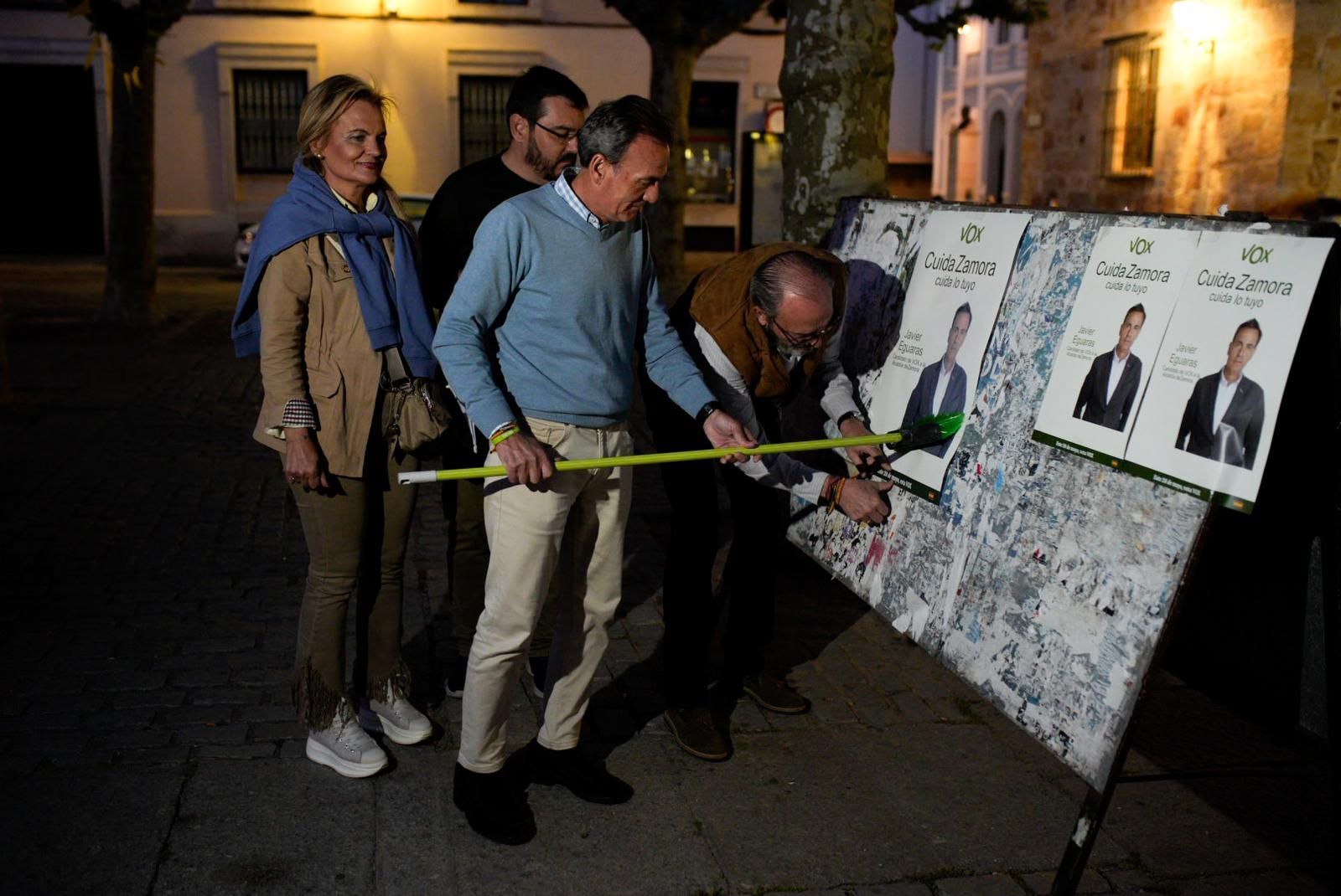 Pegada simulada de carteles de las elecciones municipales en Zamora