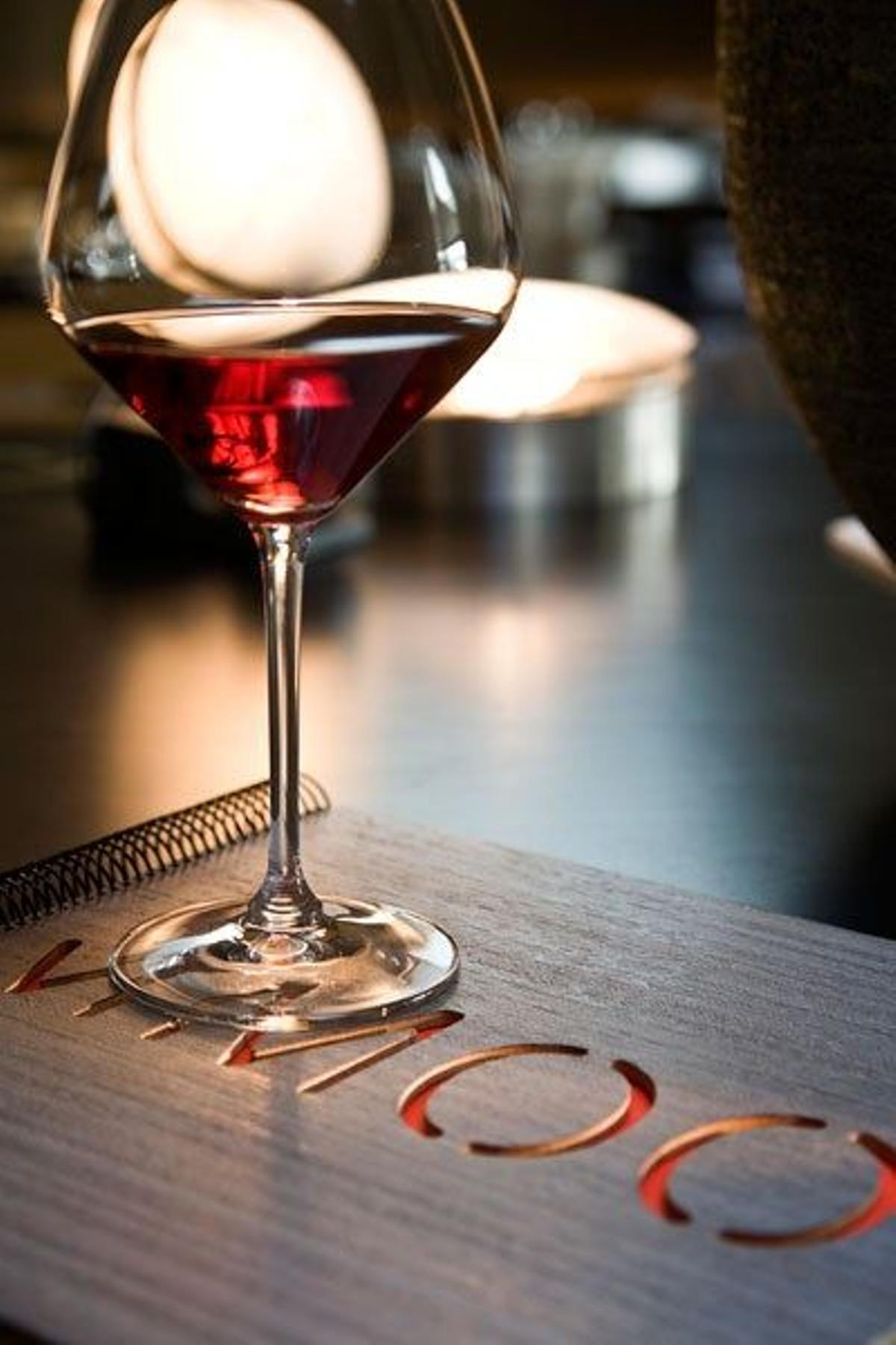 Detalle de una copa de vino en el restaurante Moo.