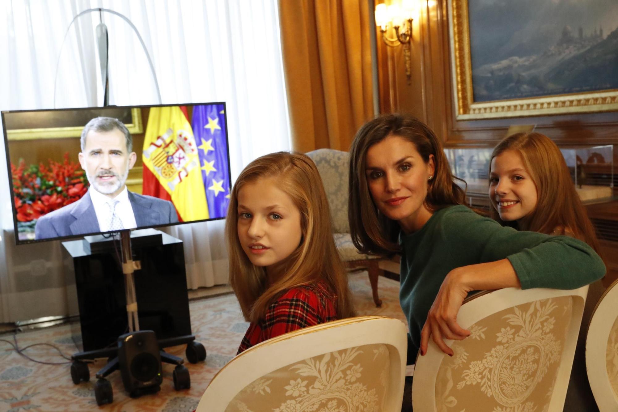 Doña Letizia con sus hijas en el Palacio de la Zarzuela