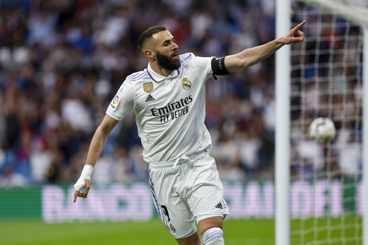 Karim Benzema celebra un gol con el Real Madrid en el Santiago Bernabéu esta temporada.