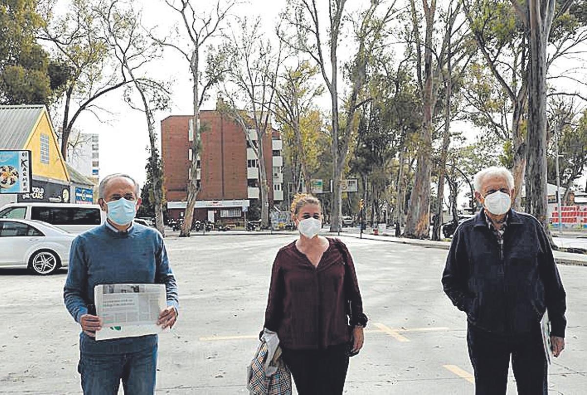 Los dirigentes vecinales, en la parcela del lavacoches hace unos días.