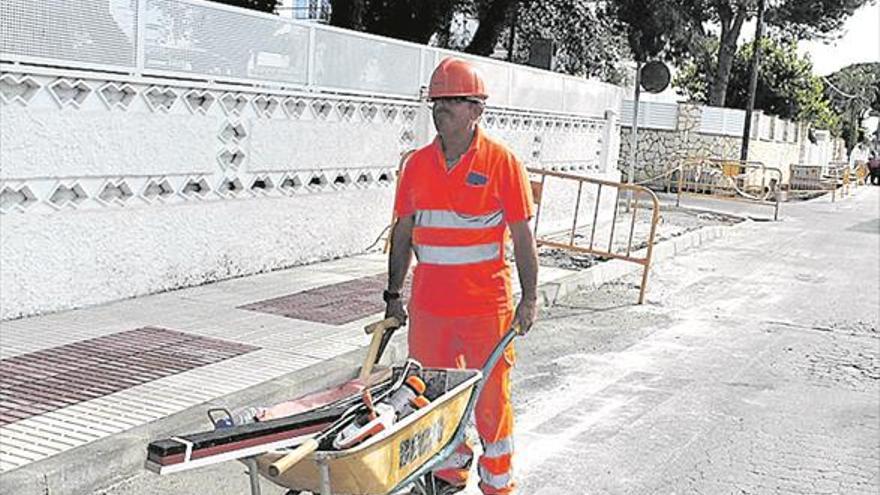 Arranca la renovación de aceras en la calle Palmeral en Benicàssim