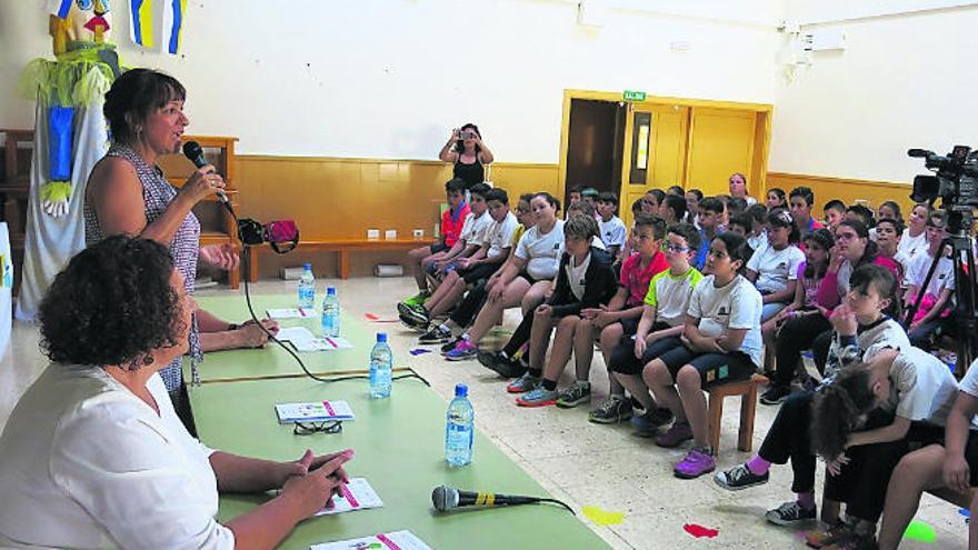 Un momento de la presentación del libro de los alumnos del colegio de El Cardón, Santa Lucía.