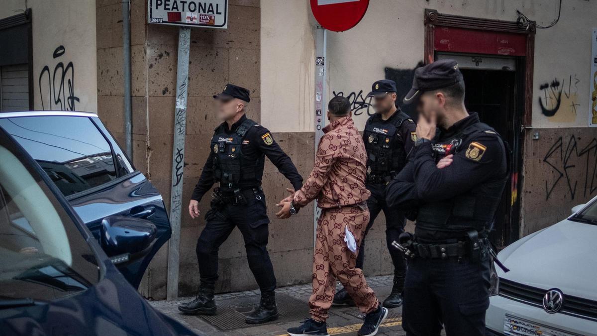 Registro y detenciones en un club cannábico de Santa Cruz