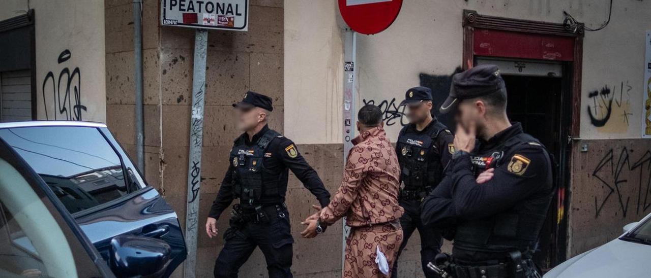 Registro y detenciones en un club cannábico de Santa Cruz