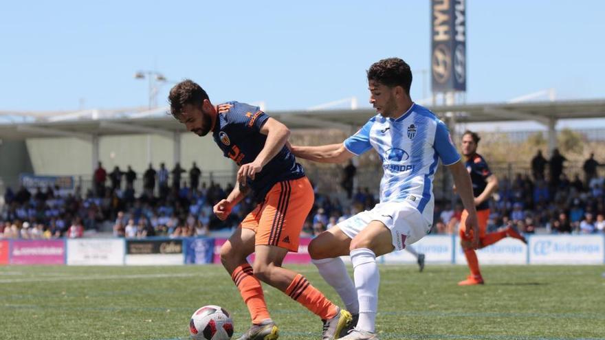 Un combativo Valencia Mestalla cae ante el líder