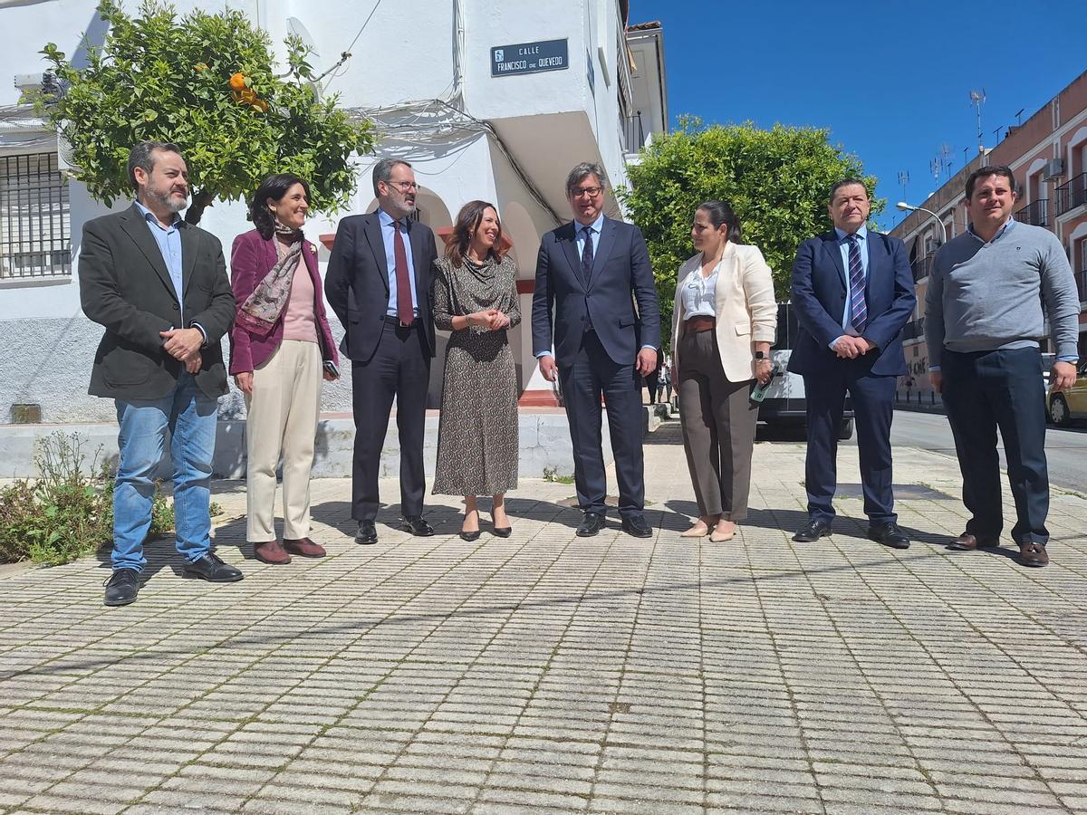 La consejera, con los delegados de la Junta, el alcalde y concejales en la barriada de Puente genil donde se va a intervenir.