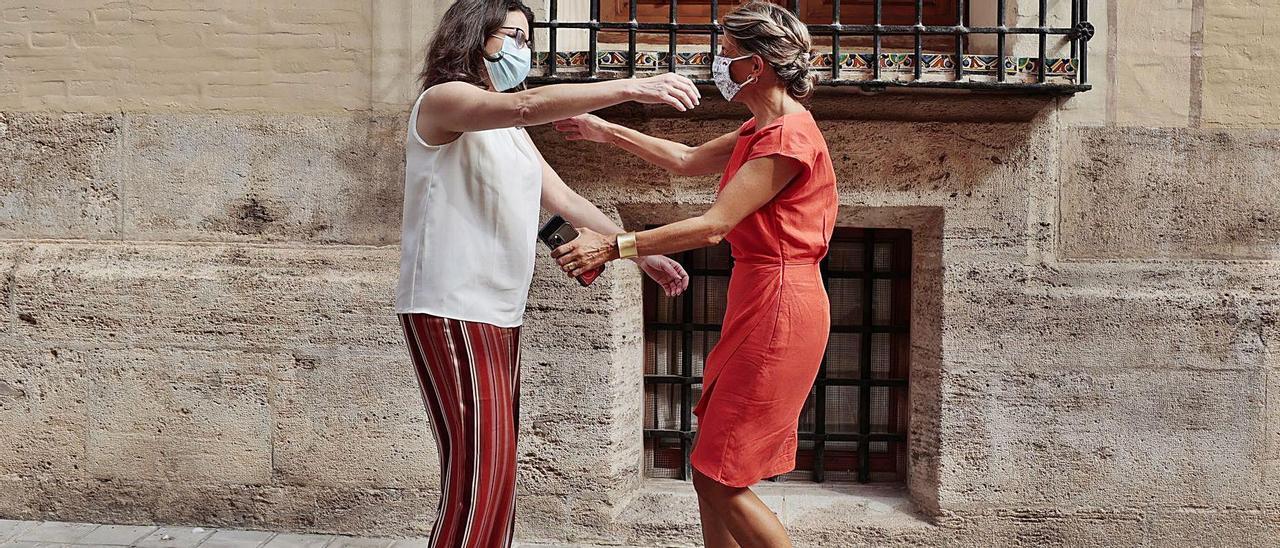 La vicepresidenta segunda del Consell, Mónica Oltra, y la vicepresidenta segunda del Gobierno, Yolanda Díaz, ayer, en València. |