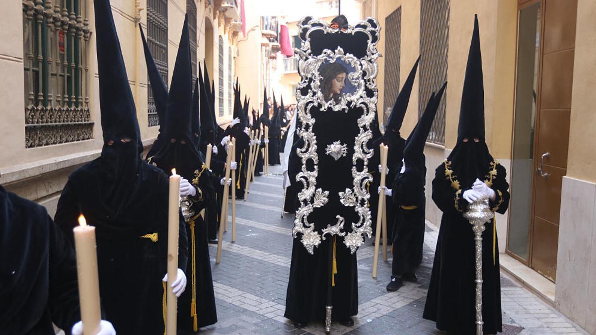 Nazarenos de la Virgen del Traspaso y Soledad de Viñeros.