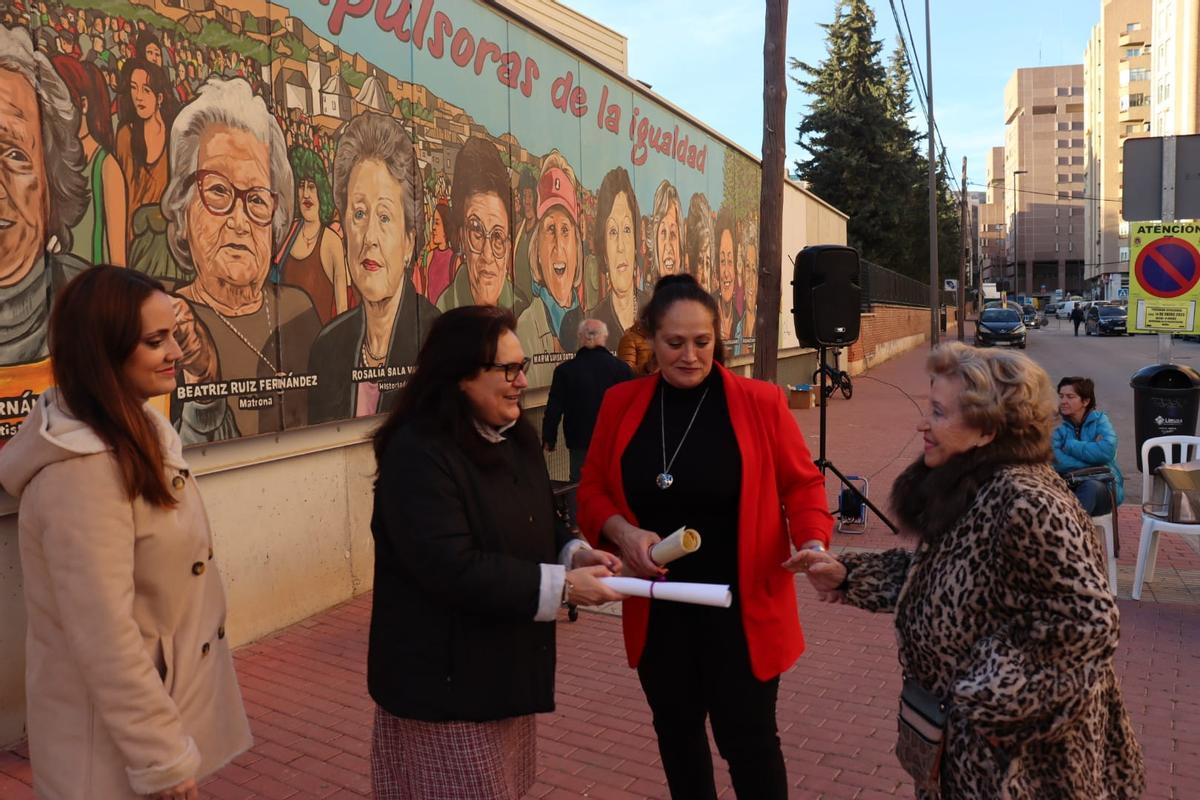 Irene Jódar, Pilar Fernández y Antonia Pérez, durante la entrega a Ascensión Pérez-Castejón Abad, de un recuerdo.