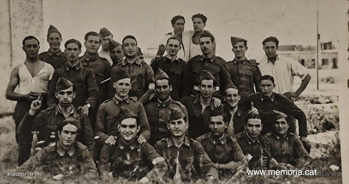 Ramon Lluch fent el servei militar, amb els seus companys. És el tercer per de la dreta de la filera del mig