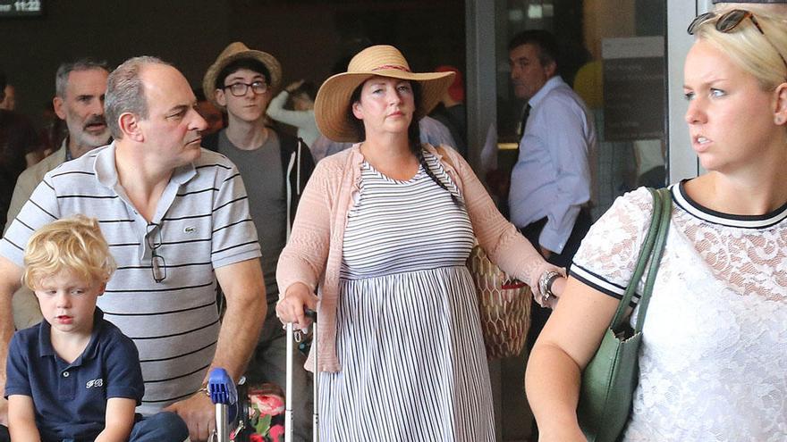 Un grupo de turistas en el aeropuerto.