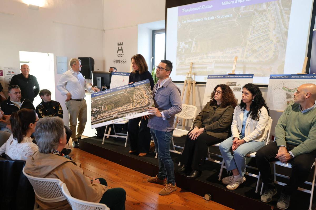 La reunión de los vecinos de sa Real con el alcalde de Ibiza, Rafael Triguero, por el proyecto del aparcamiento