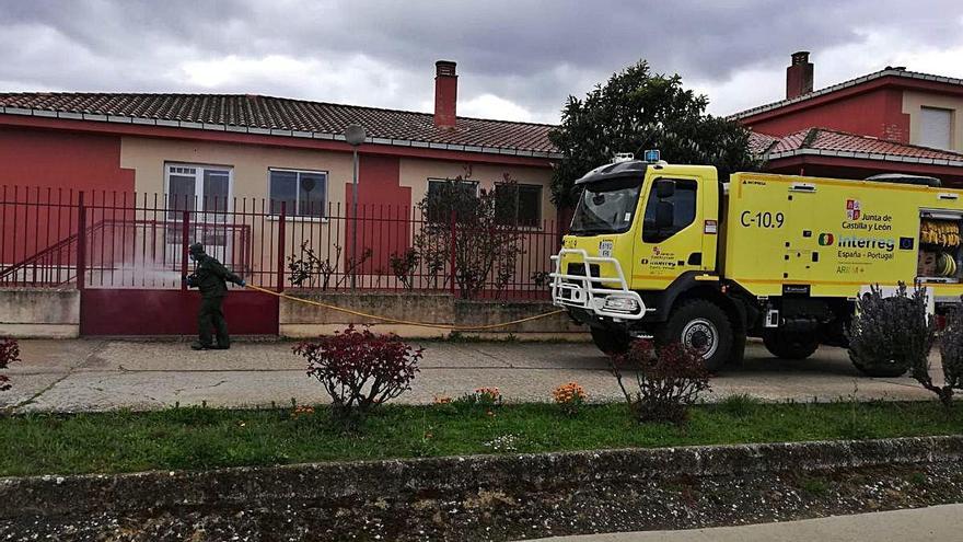 Un agente medioambiental, ayer durante los trabajos de desinfección en la villa de Carbajales.