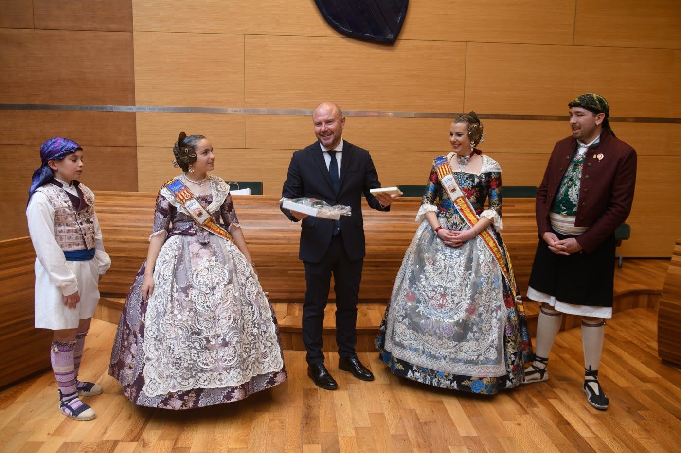 Las Falleras mayores de la Vila de Faura Marta Peiró y Marta Morán visitan la Diputación de Valencia