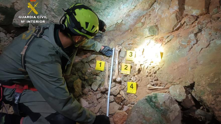 Hallado un esqueleto humano a 40 metros de profundidad en una cueva de Ibiza