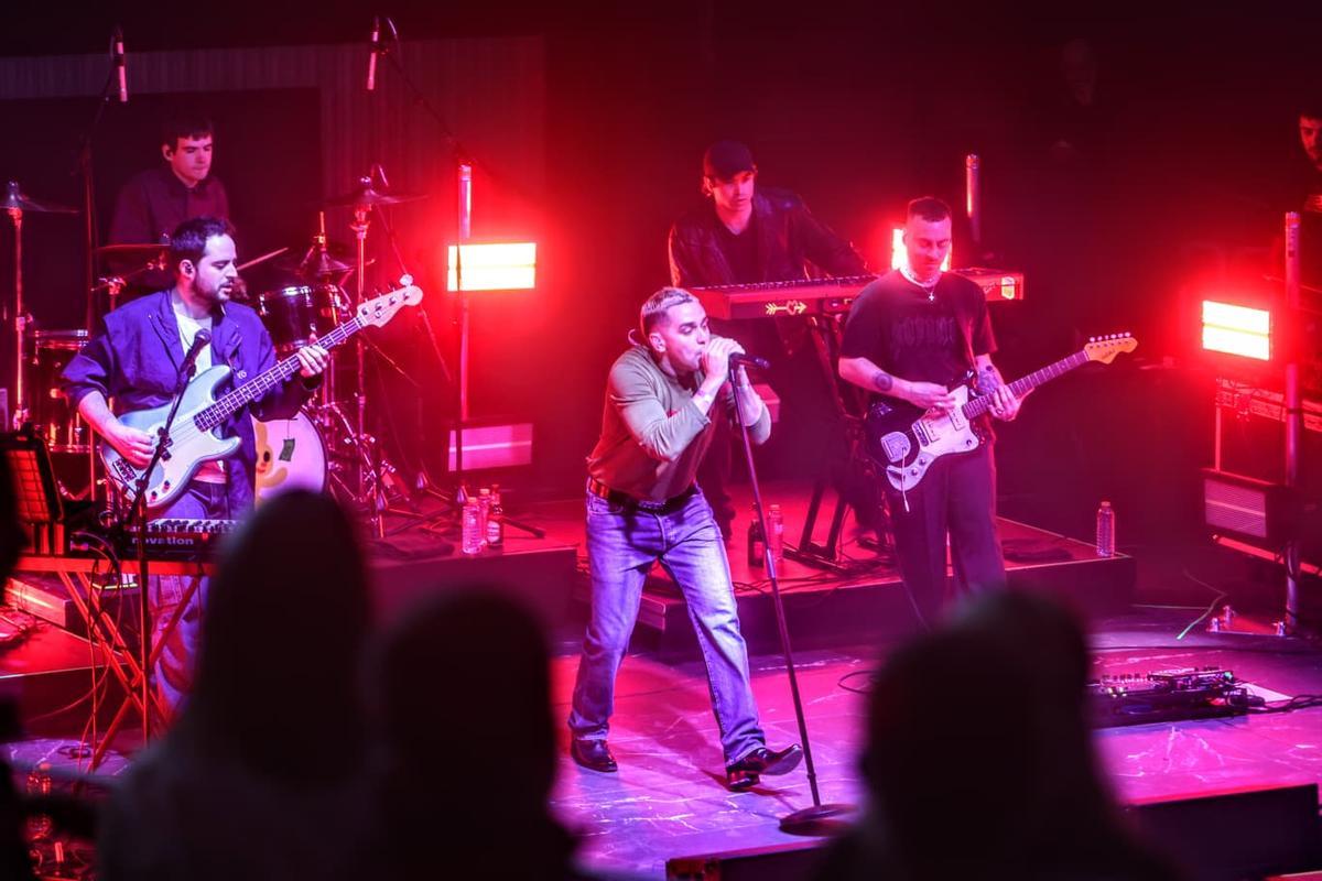 Barry B junto a algunos de sus músicos