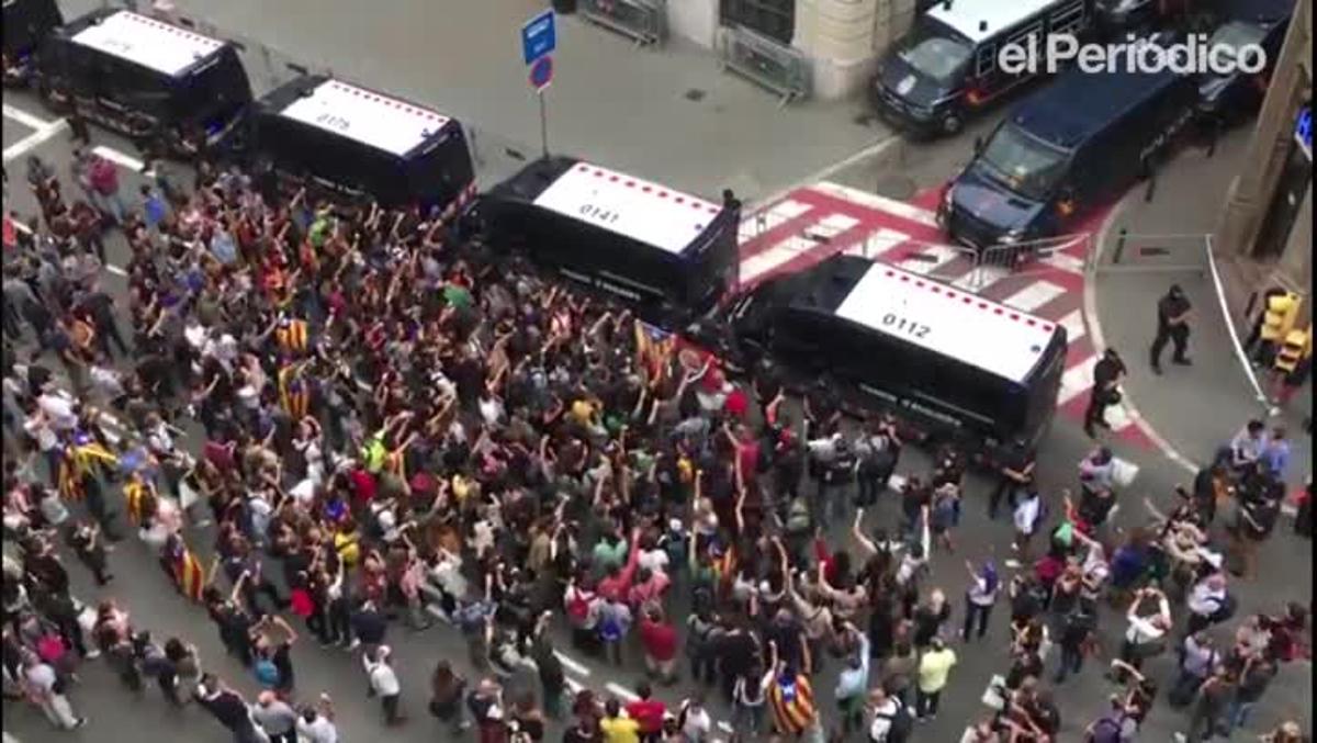 Centenars de persones s’han concentrat davant la comissaria de la Policia Nacional a la Via Laietana per protestar per l’actuació dels agents en la jornada d’ahir.