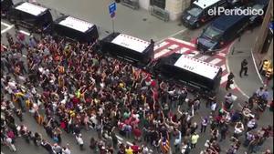 Centenars de persones s’han concentrat davant la comissaria de la Policia Nacional a la Via Laietana per protestar per l’actuació dels agents en la jornada d’ahir.