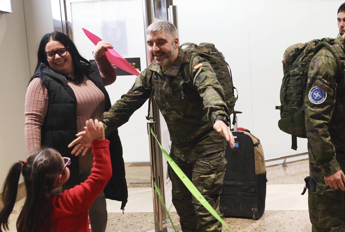 El sargento primero César Daniel Cuervo con su mujer Blanca Antón y su hija Valeria.