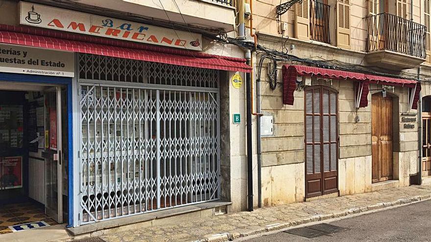 El establecimiento ubicado en la plaza, con las barreras cerradas.