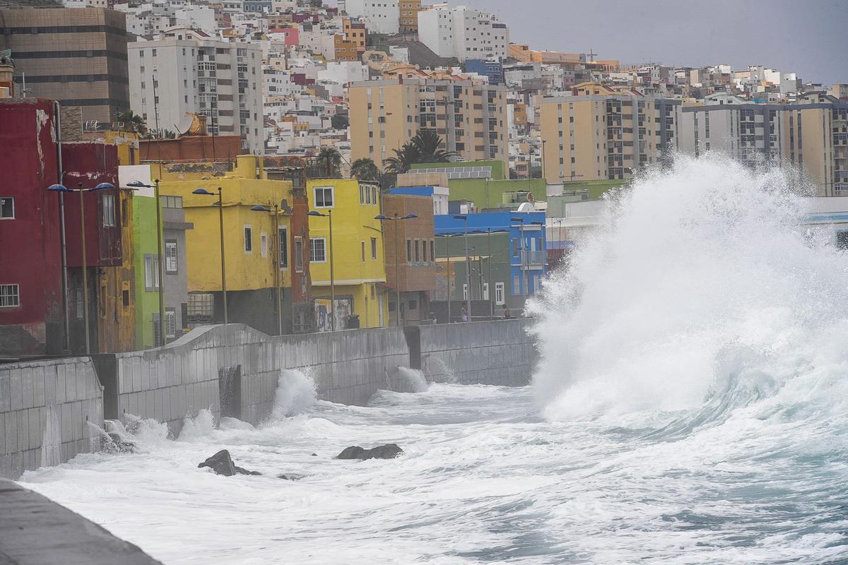 Oleaje fuerte en el paseo del barrio de San Cristóbal en Las Palmas de Gran Canaria. Oleaje fuerte en el paseo del barrio de San Cristóbal en Las Palmas de Gran Canaria.