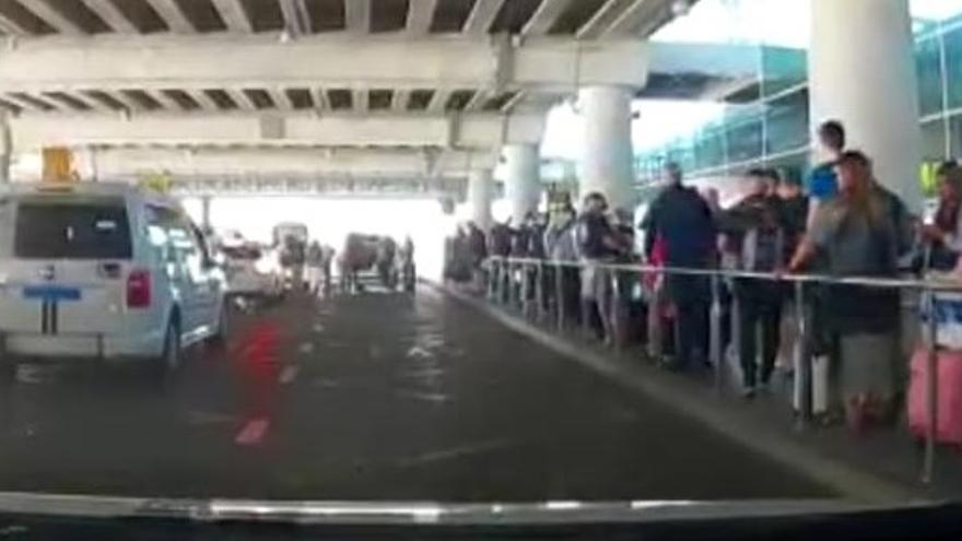 Colas sobre las 12.30 horas esta mañana de lunes en el aeropuerto