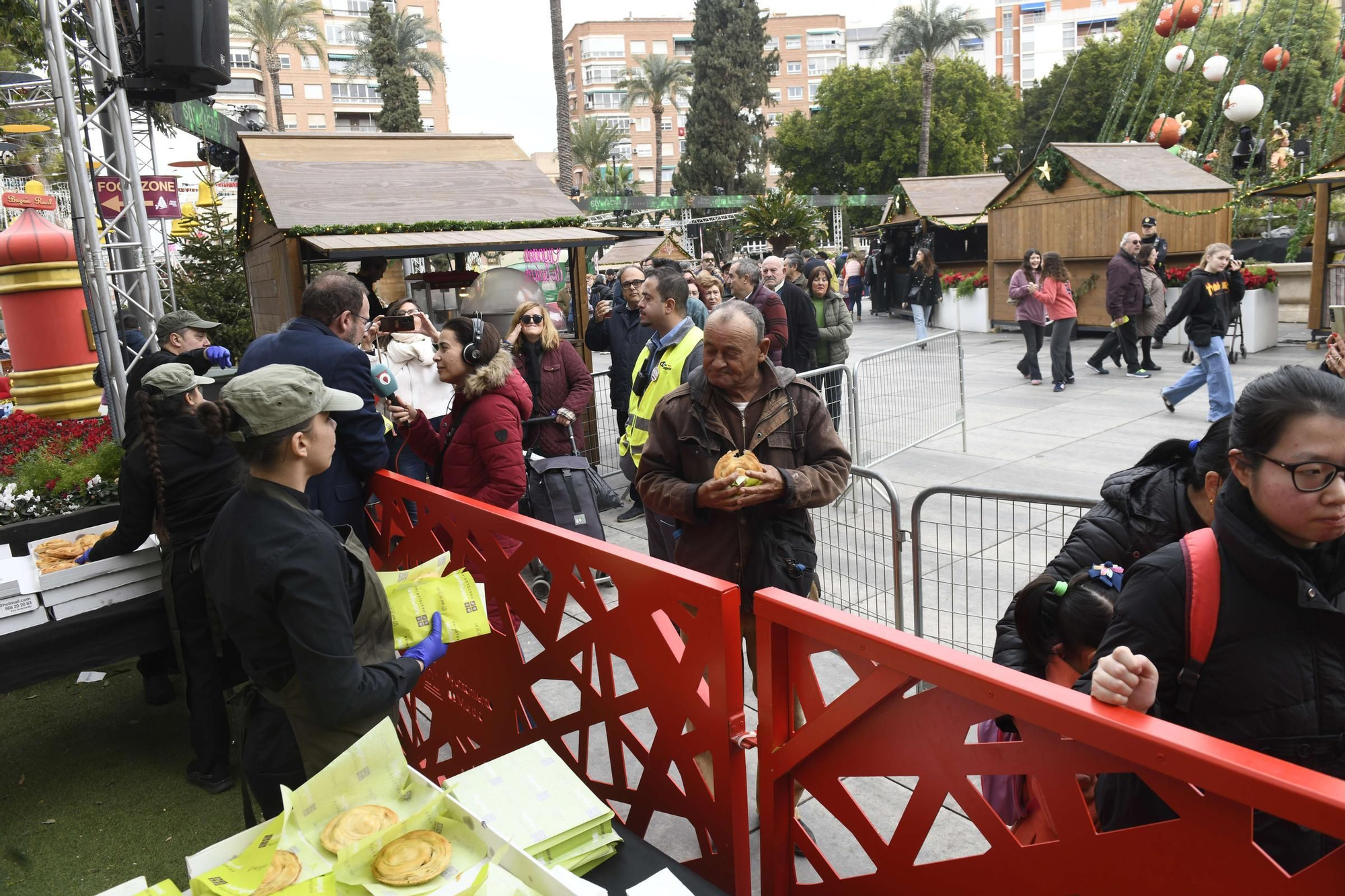 Reparto de pasteles de carne y marineras en la Plaza Circular de Murcia