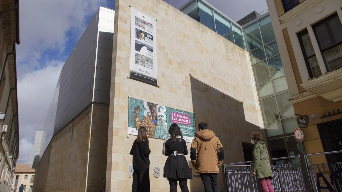 Un grupo de personas observa la fachada del Museo Etnográfico de Castilla y León