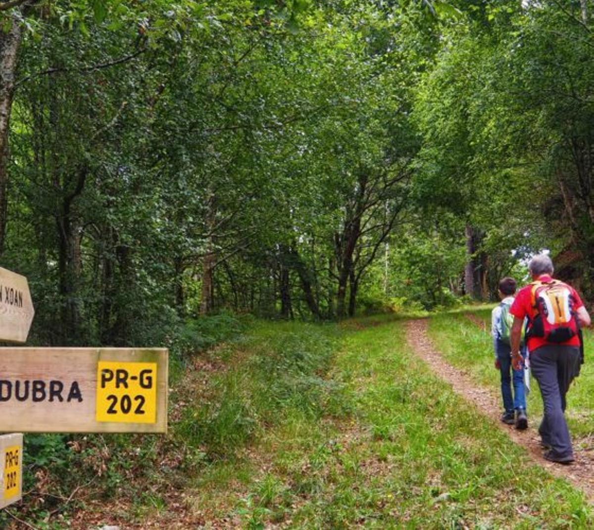 Dous veciños completando unha ruta. | CEDIDA